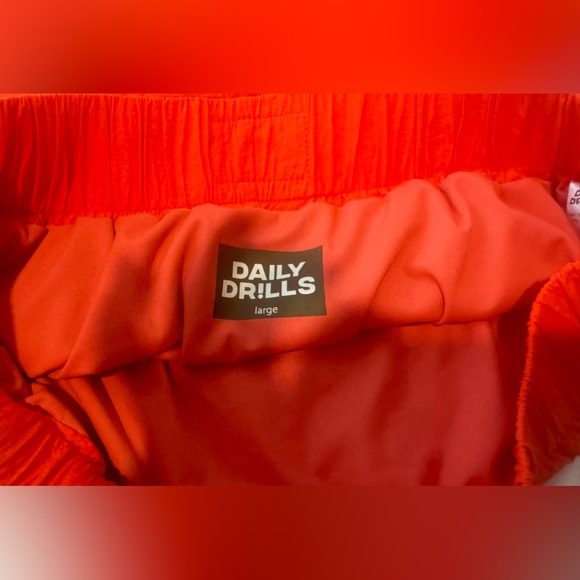 DAILY DRILLS ORANGE SHORTS - Picture 4 of 7